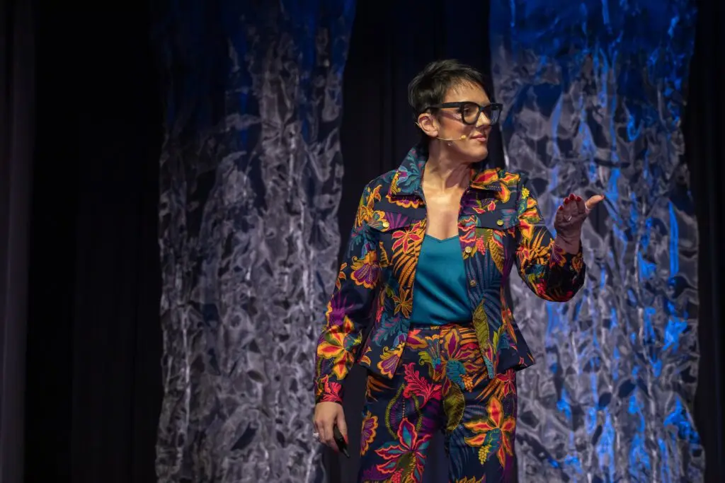 The Evolution of Female Motivational Speakers in a Male-Dominated Industry, Sylvie di Giusto