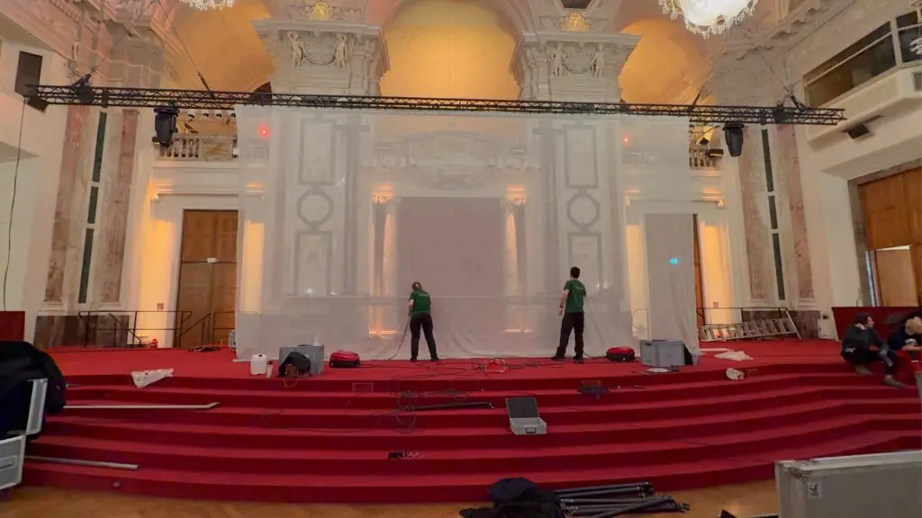 3D holographic experience 1